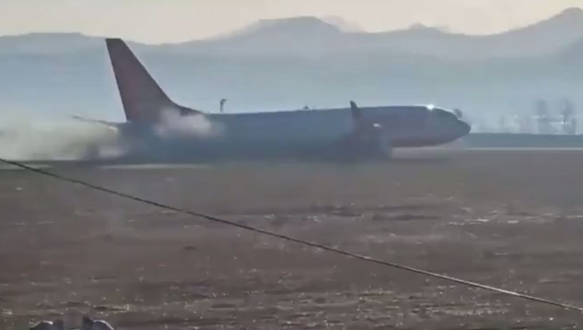 Le Boeing 737 de Jeju air se pose sur le ventre, sort de piste et se désintègre dans un mur en béton à l'aéroport de Muan