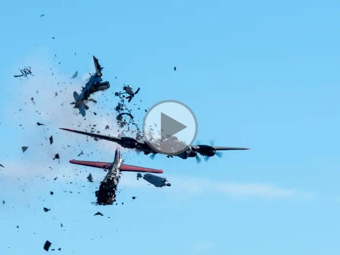 VIDEO - Midair Collision Between A B-17 Bomber And A P-63 Fighter ...