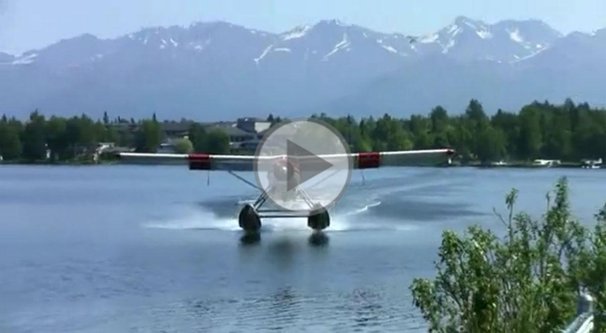 L'hydravion ne s'élève pas assez haut et fonce sur le cameraman